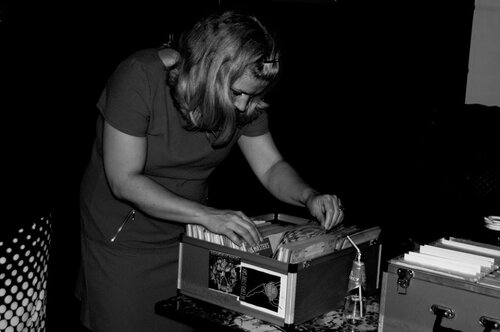 dj minx going through the jewelbox